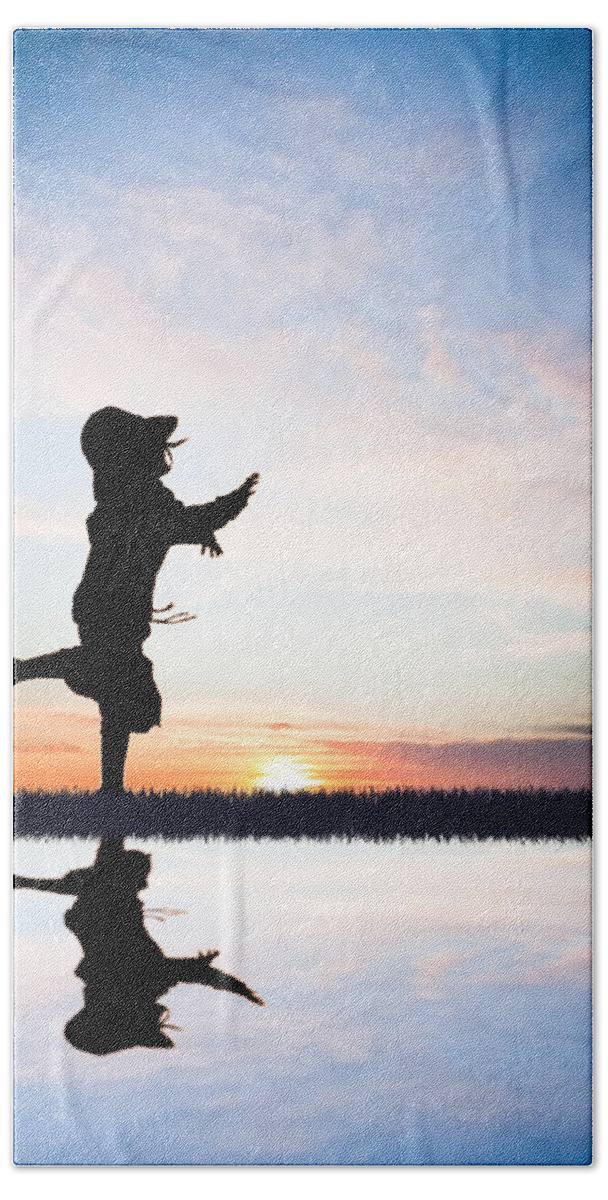 Sunset Bath Towel featuring the photograph Sunset Dash by Maggie Terlecki