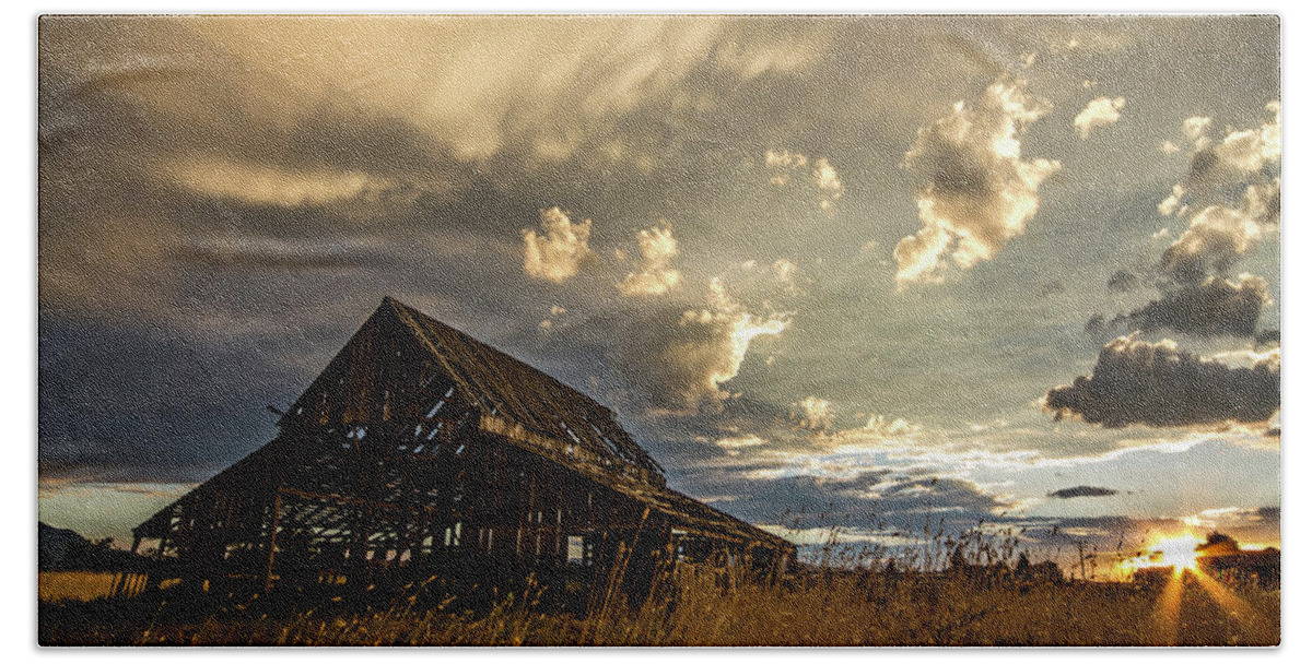Barn Bath Towel featuring the photograph Sunset Flare at Mapleton Barn by Wesley Aston