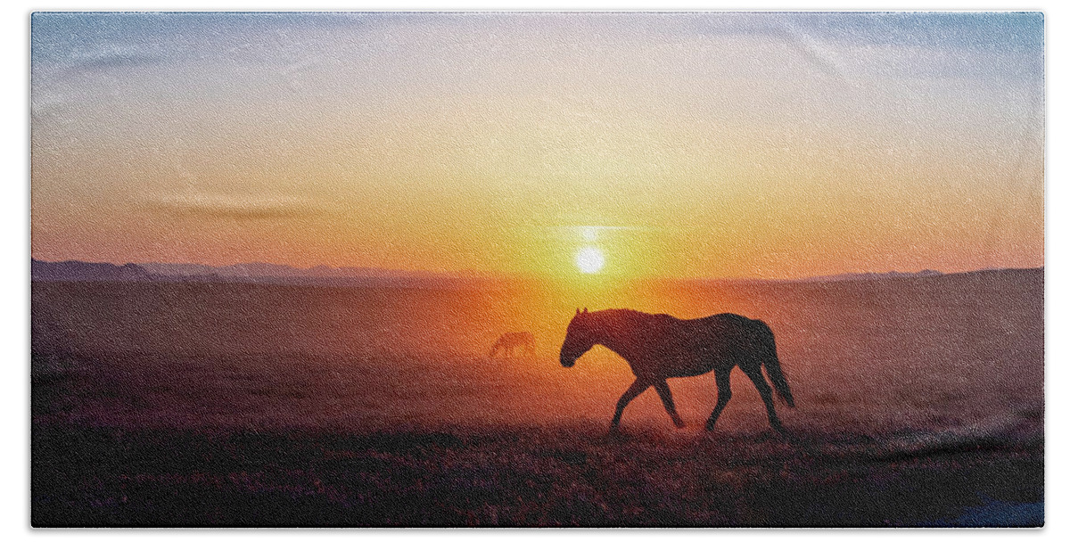 Horse Bath Towel featuring the photograph Sunset Silhouette by Dirk Johnson