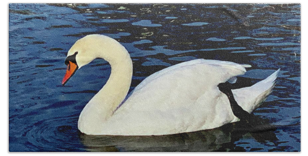  Hand Towel featuring the photograph Swan by Dennis Richardson