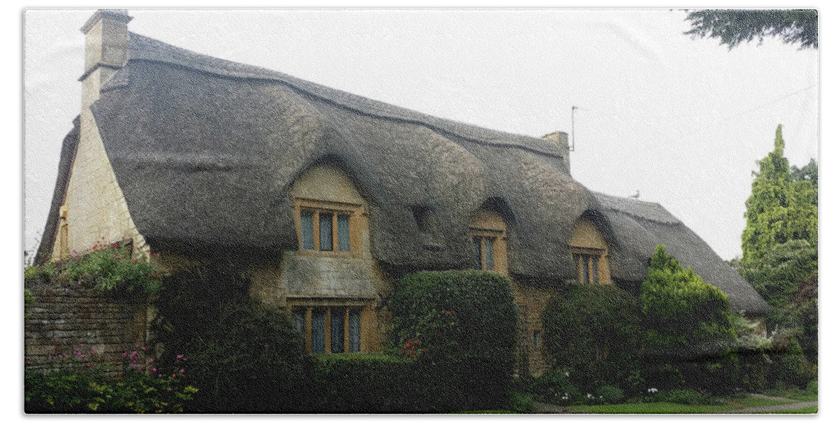 Thatched Cottage Image Bath Towel featuring the photograph Thatched Cottage by Roxy Rich