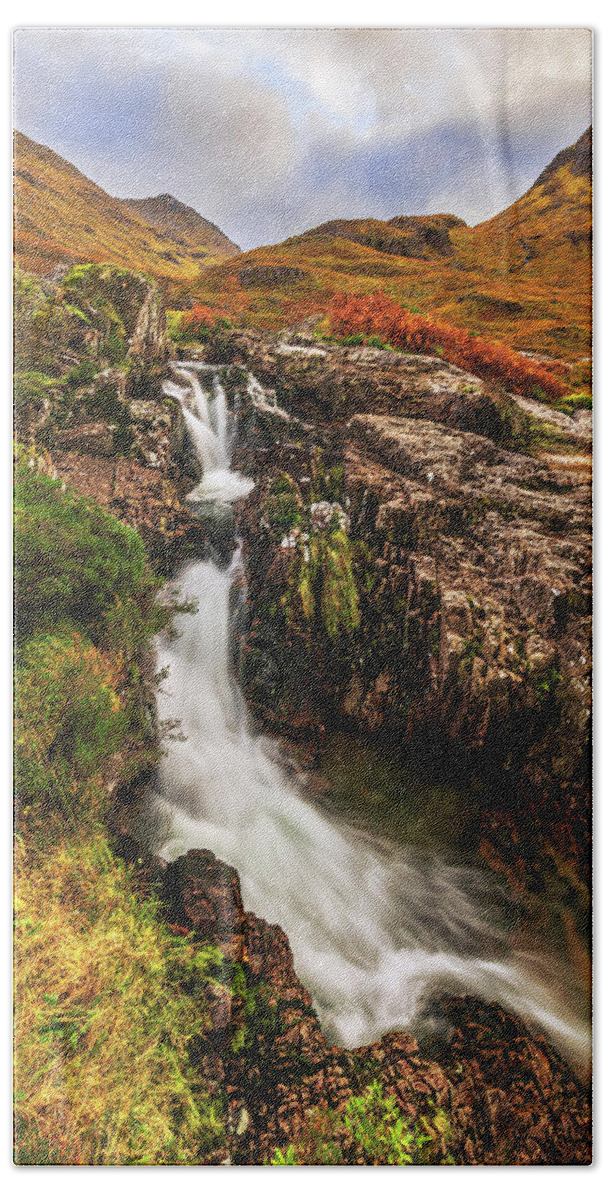 Autumn Bath Towel featuring the photograph The Bend by Chad Dutson