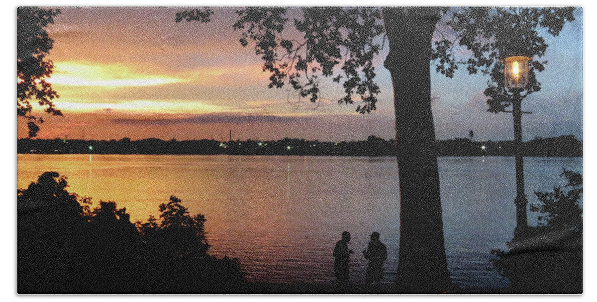 Sunset Bath Towel featuring the photograph The Evening Chat Along the Delaware River in Riverton, New Jersey by Linda Stern