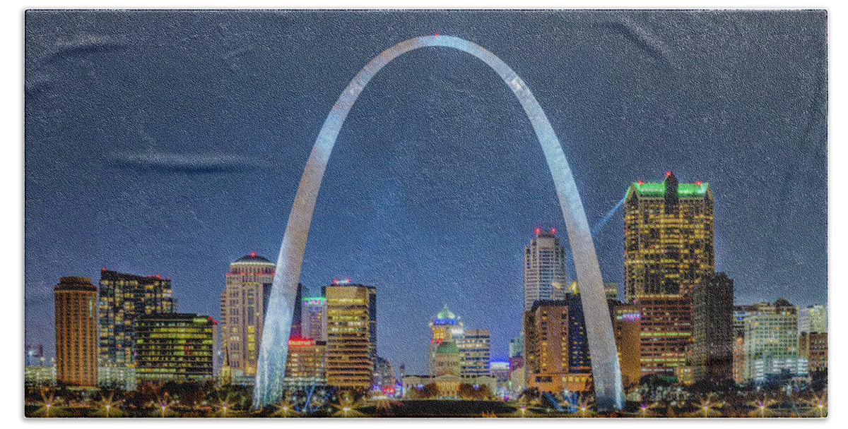 St. Louis Missouri Skyline Bath Towel featuring the photograph The Gateway Arch by Rod Best