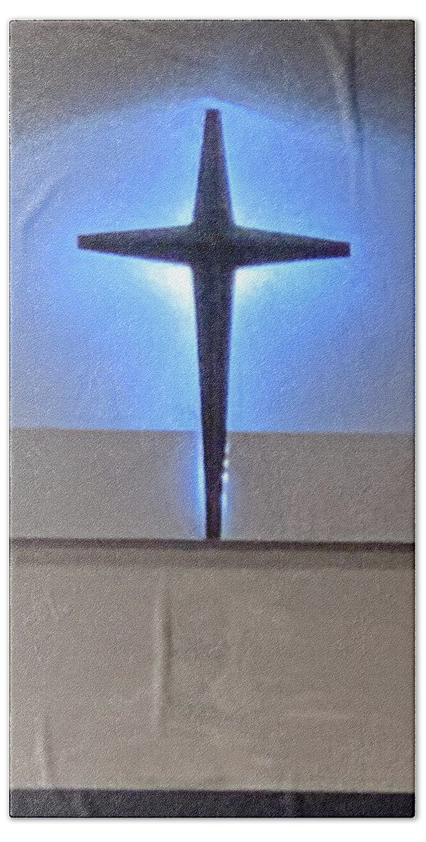 Cross Bath Towel featuring the photograph The Glow of Peace by Lee Darnell