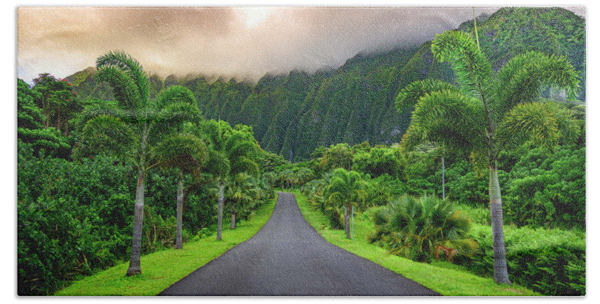 The Green Path Mountains Hawaii Bath Towel featuring the photograph The Green Path by Leonardo Dale