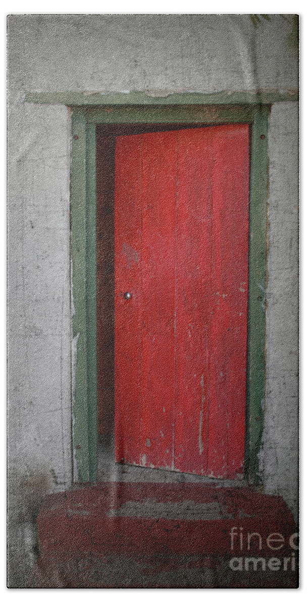 Door Bath Towel featuring the photograph The Red Door by Elaine Teague