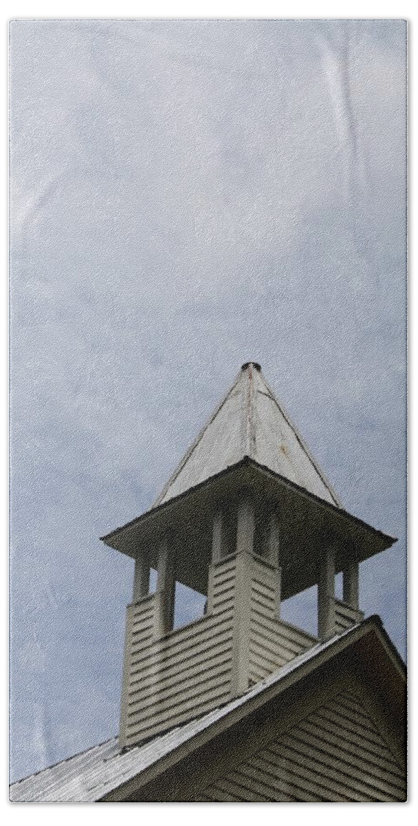 Steeple Bath Towel featuring the photograph The Steeple Points Home by Lee Darnell