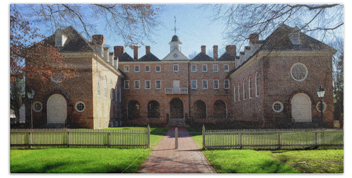 Wren Building Bath Towel featuring the photograph The Wren Building Courtyard - Williamsburg, Virginia by Susan Rissi Tregoning