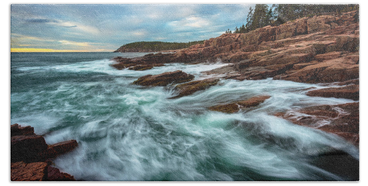 Maine Hand Towel featuring the photograph Thunder Hole Waves by Gary Johnson