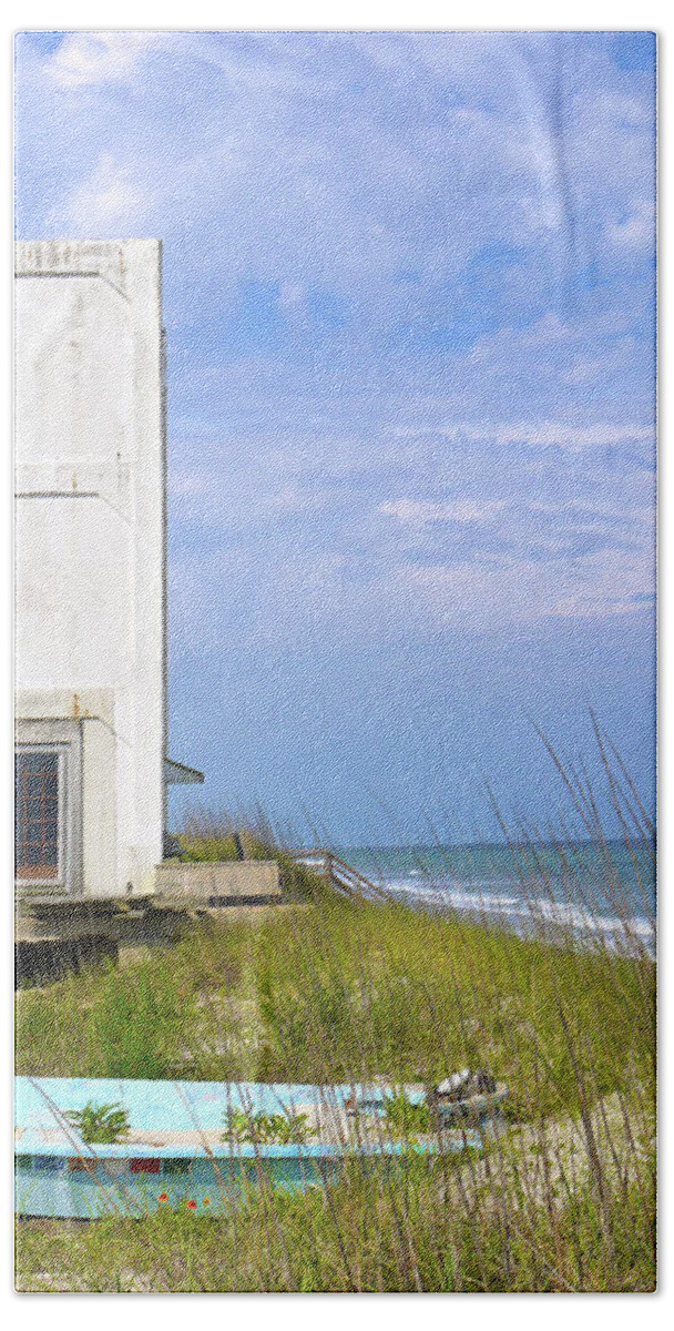 Beach Bath Towel featuring the photograph Topsail Tower by Mike McGlothlen