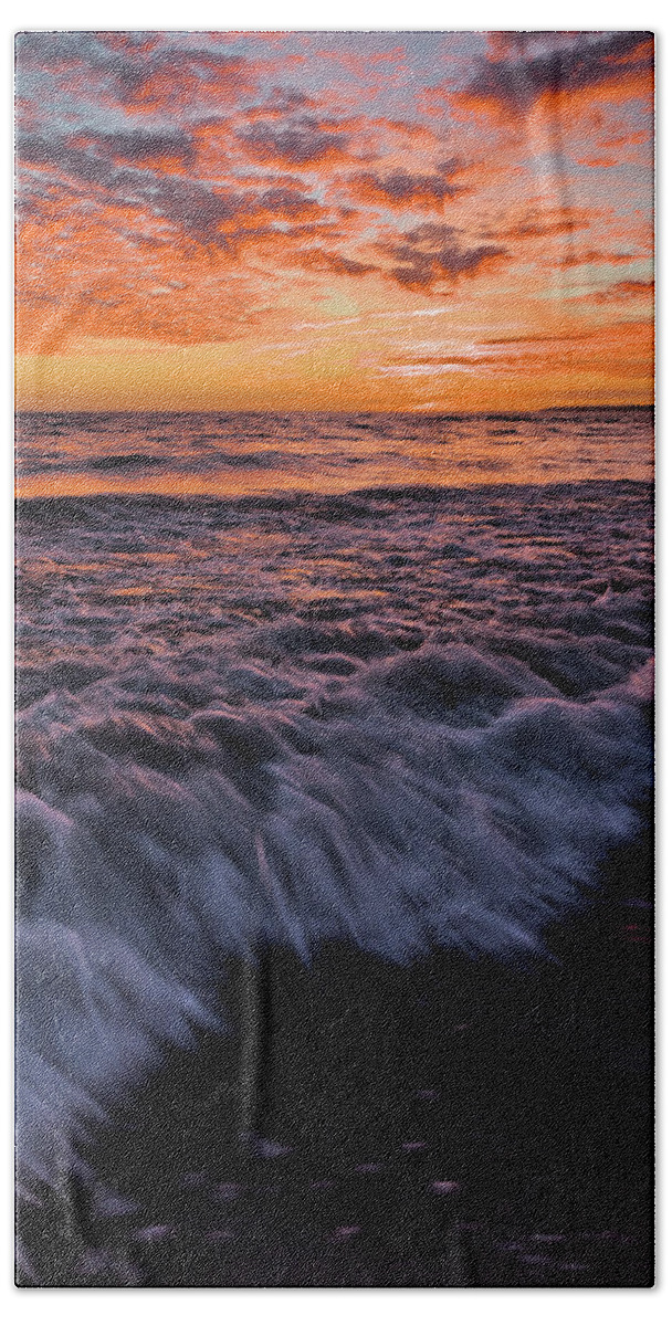 Seascape Bath Towel featuring the photograph Twilight at Gale Beach in Albufeira by Angelo DeVal
