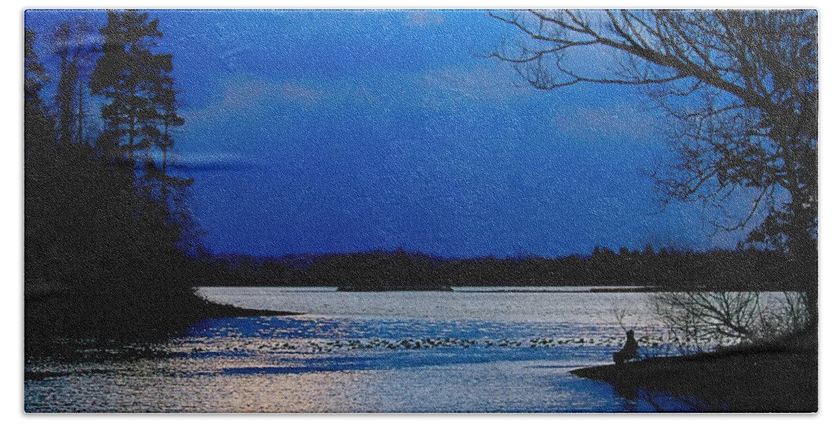 Landscape Bath Towel featuring the photograph Twilight Time Fisherman by Mary Walchuck