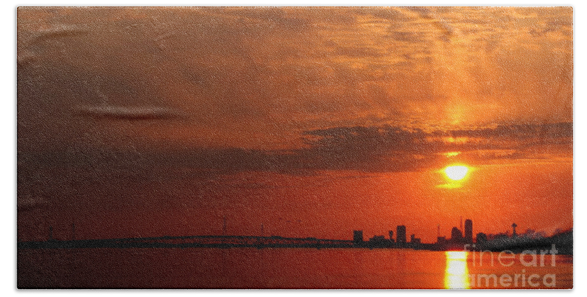 Upper Niagara Pandemic Sunset Bath Towel featuring the photograph Upper Niagara Pandemic Sunset by Tony Lee