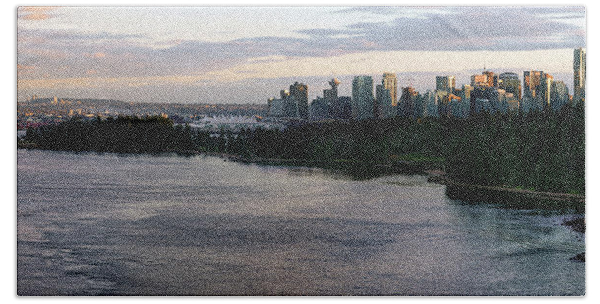 617 Bath Towel featuring the photograph Vancouver panorama by Sonny Ryse