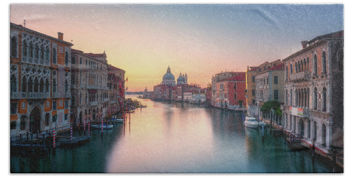 Venice Bath Towel featuring the photograph Venice, Grand Canal before sunrise by Stefano Orazzini