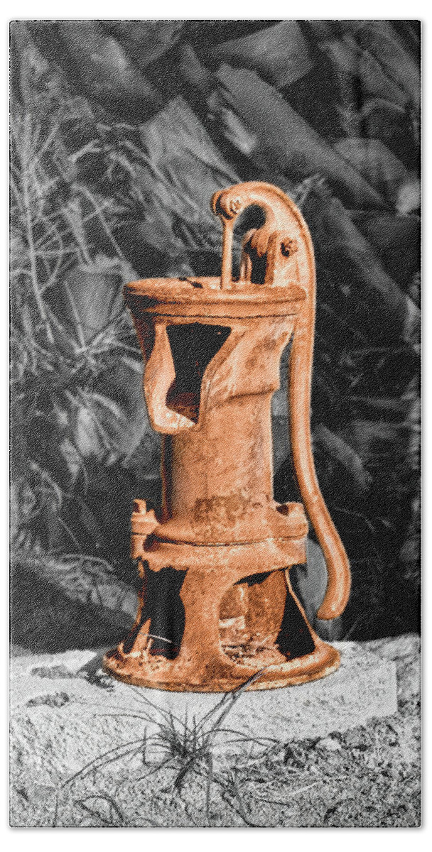 Hand Water Pump Bath Towel featuring the photograph Vintage Hand Water Pump by Gene Parks