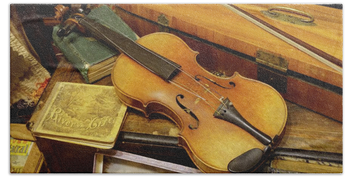 Violin Bath Towel featuring the photograph Vintage Violin by Sandra Lee Scott