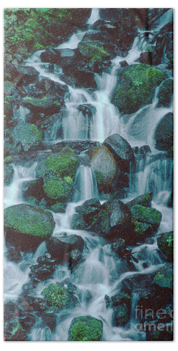 Dave Welling Bath Towel featuring the photograph Wahkeena Falls Columbia River Gorge Nsa Oregon by Dave Welling