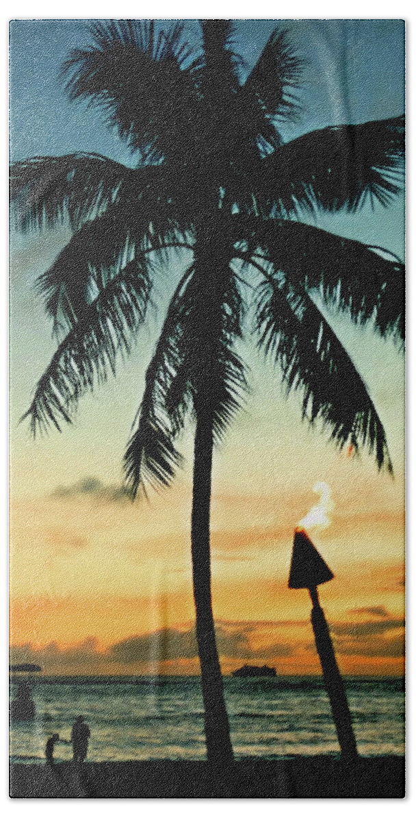 Hawaii Bath Towel featuring the photograph Waikiki Sunset by DJ Florek