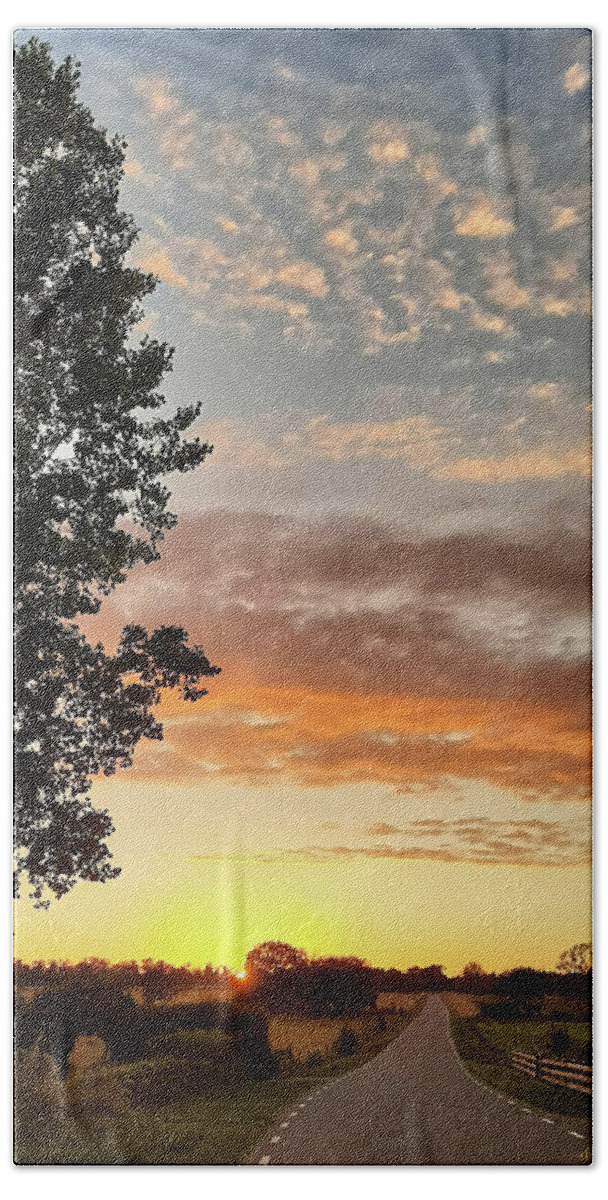 Sky Bath Towel featuring the photograph Walking back by Elaine Berger