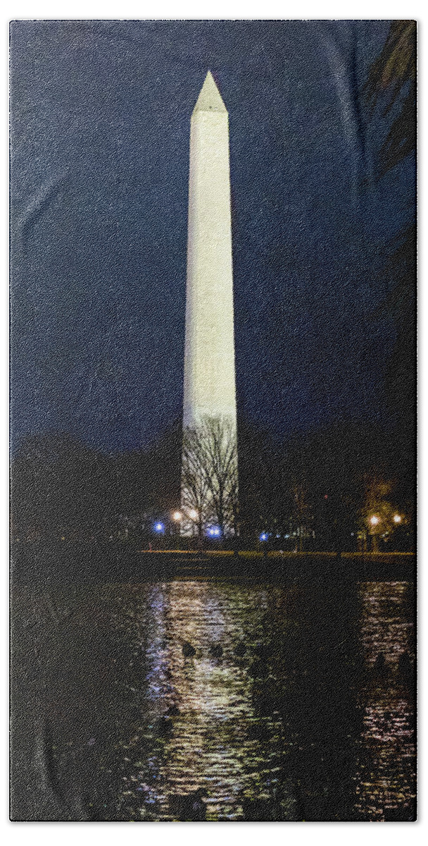 Washington D.c. Bath Towel featuring the digital art Washington Monument by SnapHappy Photos