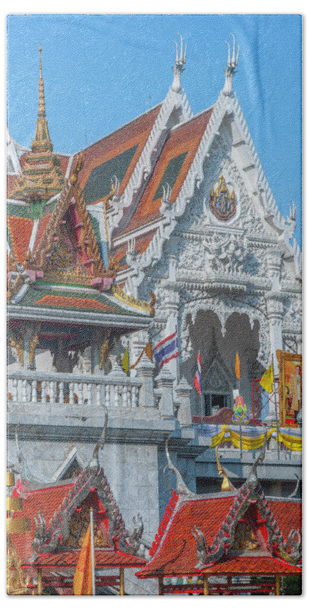 Scenic Bath Towel featuring the photograph Wat Hua Lamphong Phra Wihan DTHB0943 by Gerry Gantt