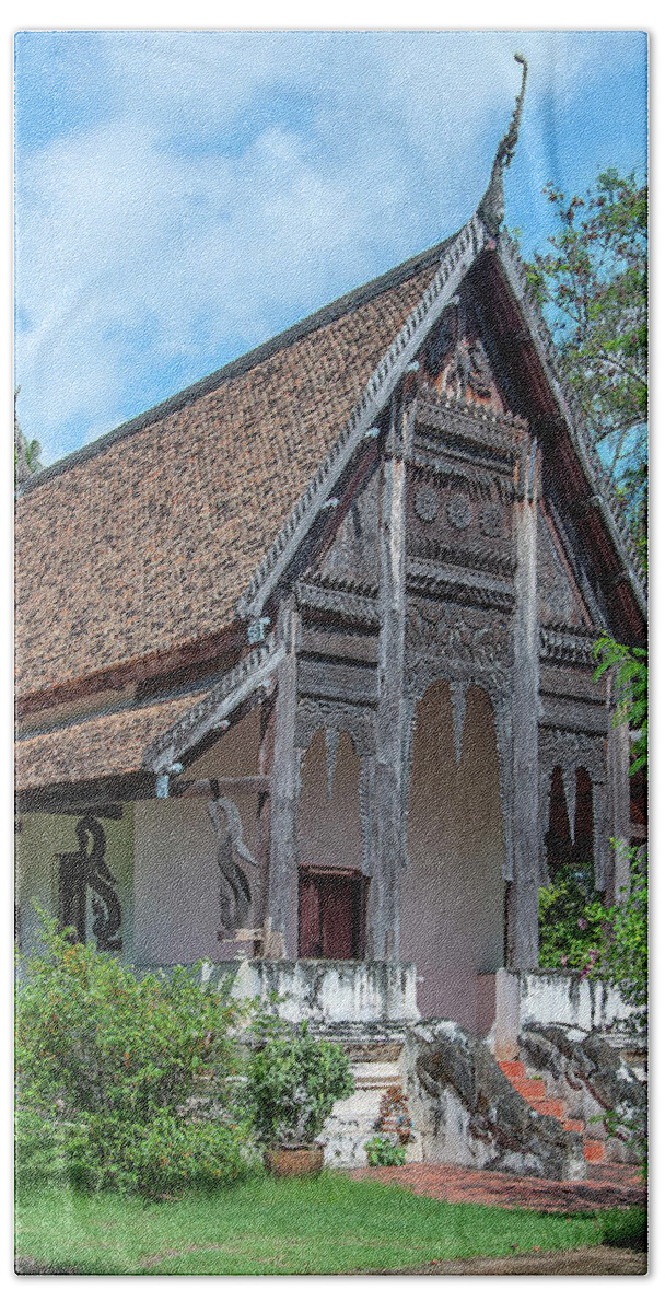 Scenic Bath Towel featuring the photograph Wat Jaeng Phra Ubosot DTHU1299 by Gerry Gantt