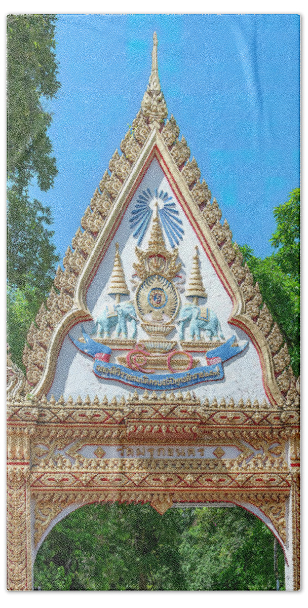 Scenic Bath Towel featuring the photograph Wat Maruk Khanakhon Temple Gate DTHNP0058 by Gerry Gantt