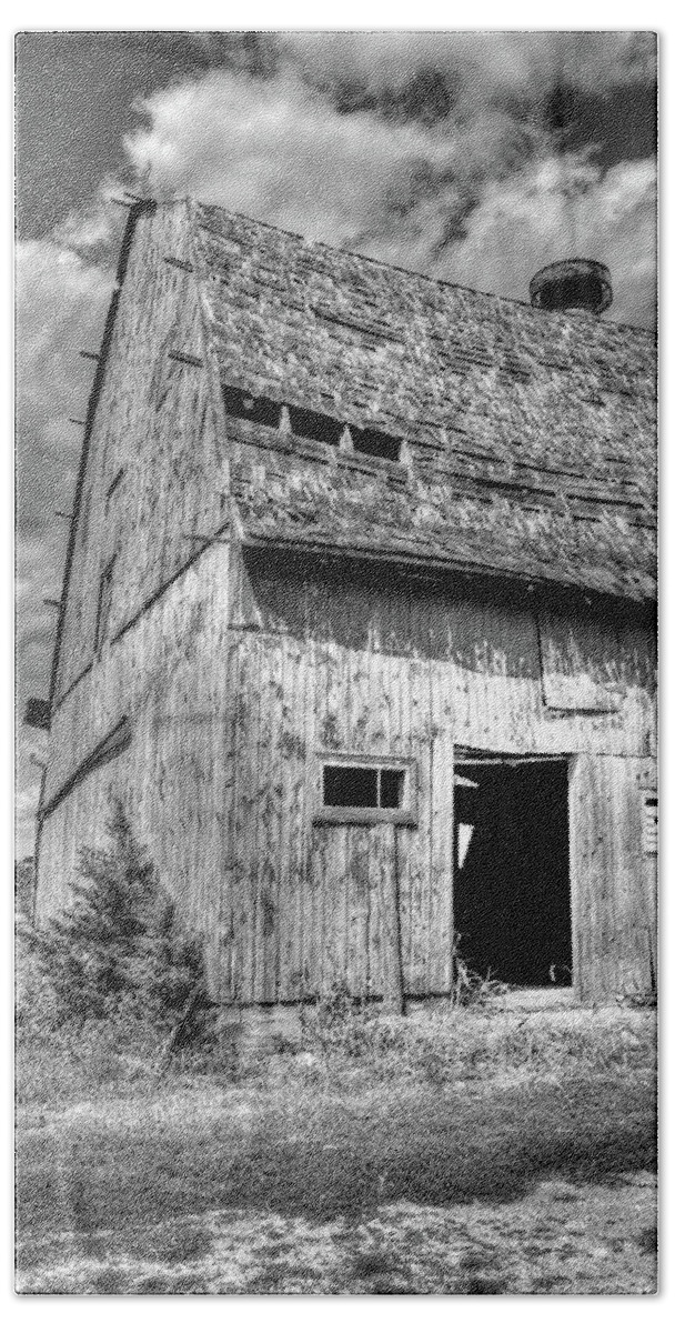 Rural Bath Towel featuring the photograph Weathered Barn In Monochrome by Randall Dill
