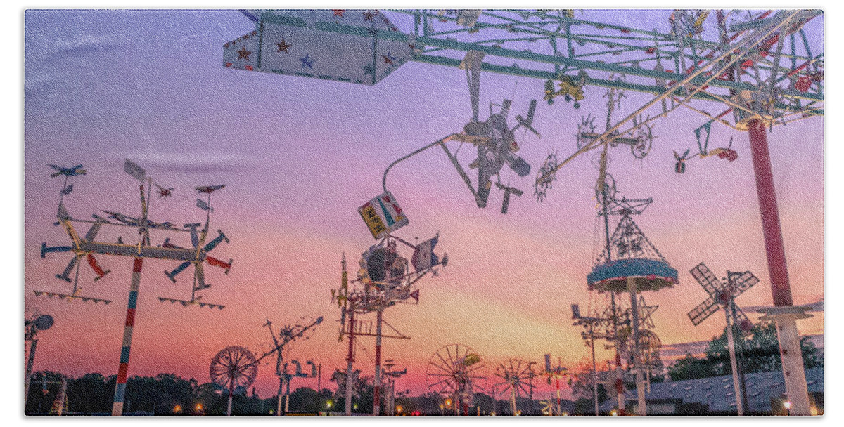 Vollis Bath Towel featuring the photograph Whirligig Park Sunset by Darrell Foster