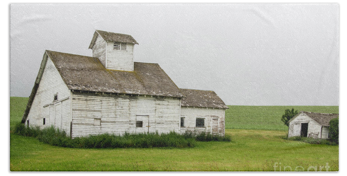 Barn Hand Towel featuring the photograph White Barn in the Field by Daniel Ryan