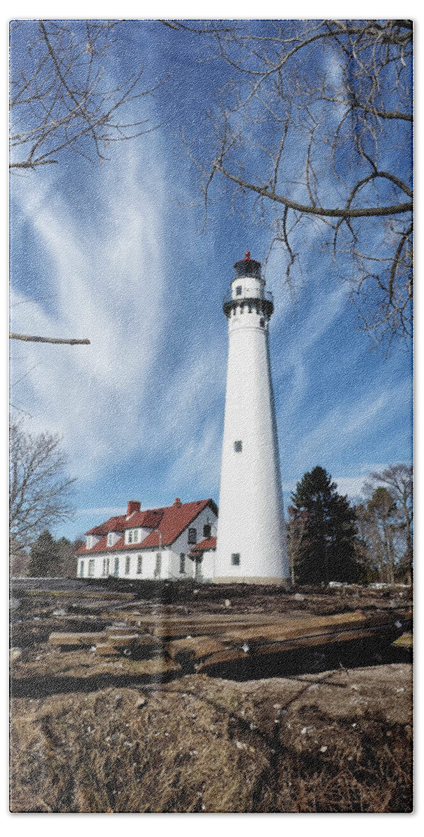 Wind Point Lighthouse Bath Towel featuring the photograph Wind Point Lighthouse Winter I by Scott Olsen