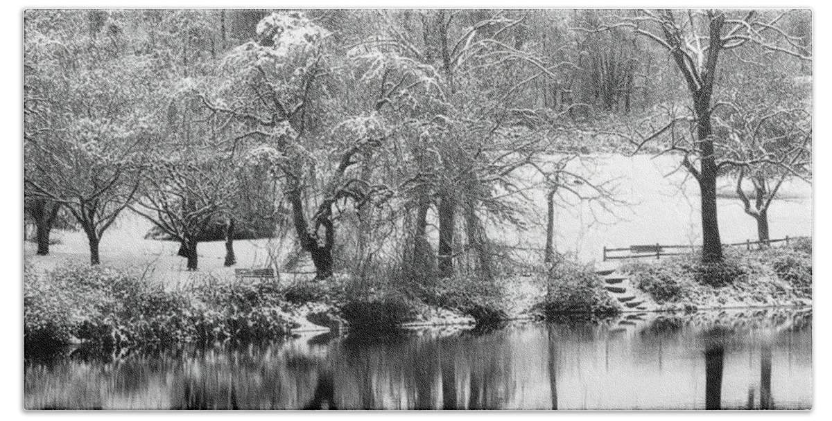 Holmdel Park Hand Towel featuring the photograph Winter At The Park Pond by Gary Slawsky