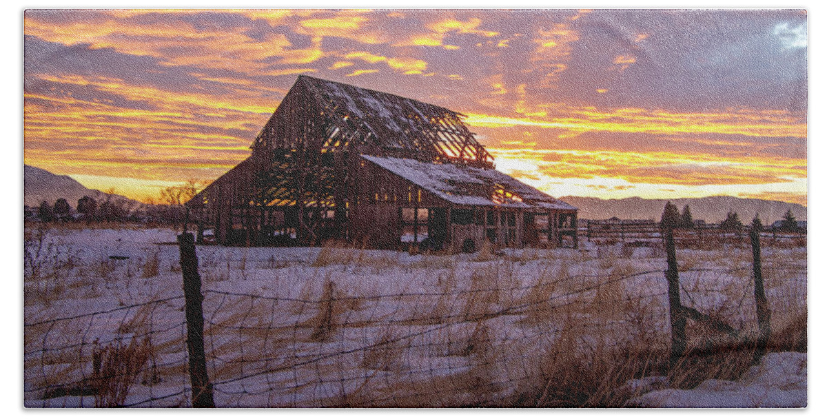 Barn Bath Towel featuring the photograph Winter Sunset at Mapleton Barn by Wesley Aston