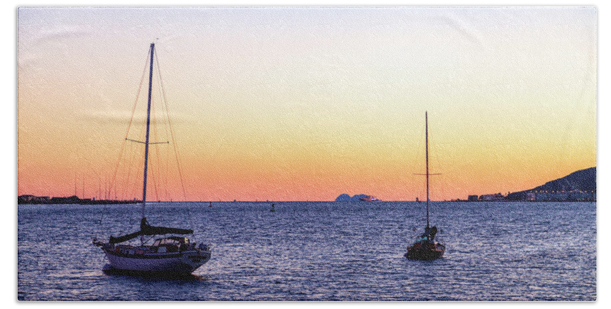 Sunset Hand Towel featuring the photograph Winter's Night in San Diego by Ryan Huebel