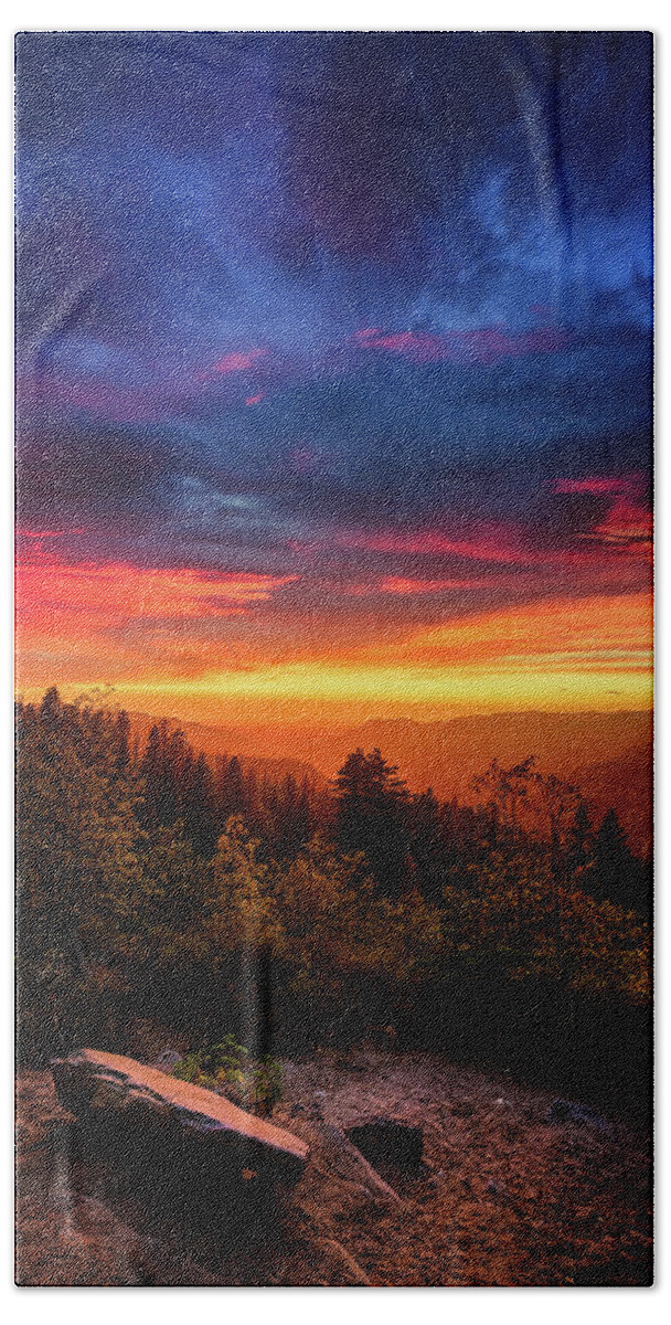 Yosemite Bath Towel featuring the photograph Yosemite Sunset by Ian Good