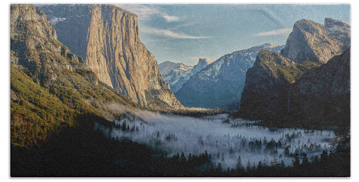 Jon Glaser Bath Towel featuring the photograph Yosemite Valley Viewpoint by Jon Glaser