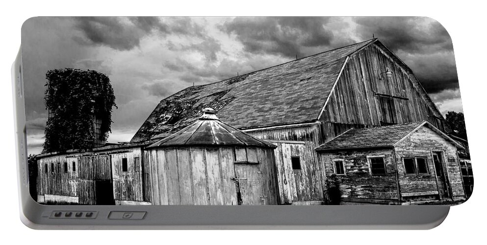 Barn Portable Battery Charger featuring the photograph Barn 66 by Michael Arend