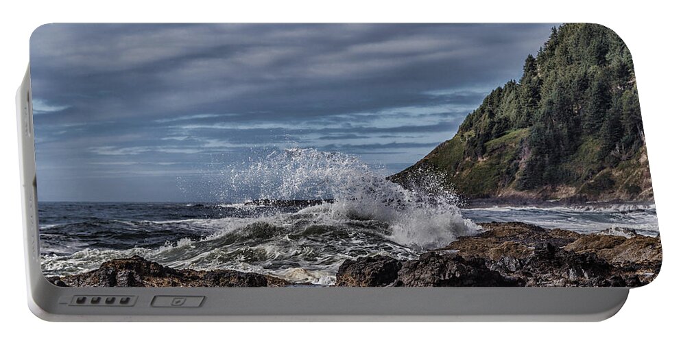 Cape Perpetua Waves Portable Battery Charger featuring the photograph Cape Perpetua Waves by Wes and Dotty Weber