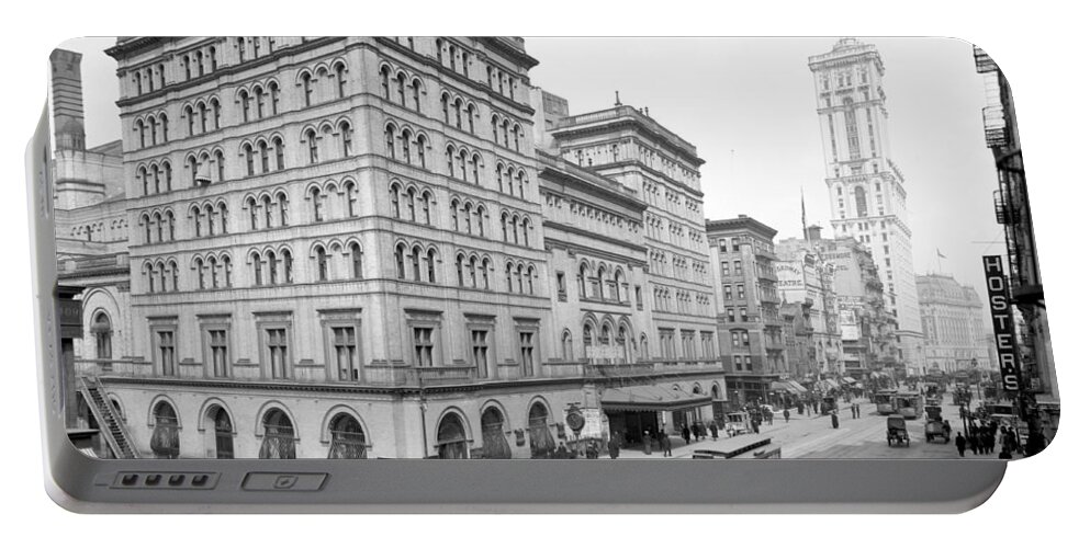 Entertainment Portable Battery Charger featuring the photograph Nyc, Metropolitan Opera House, 1905 by Science Source