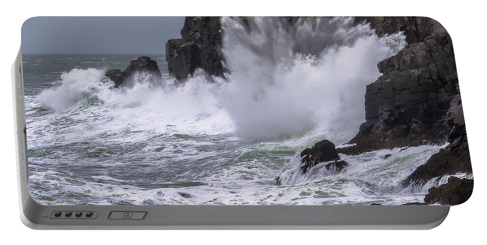 Quoddy Portable Battery Charger featuring the photograph Ocean Surge at Gullivers 2 by Marty Saccone