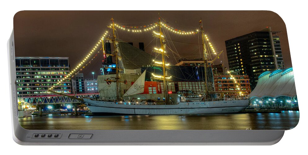 Baltimore Portable Battery Charger featuring the photograph ARC Gloria 4 by Mark Dodd