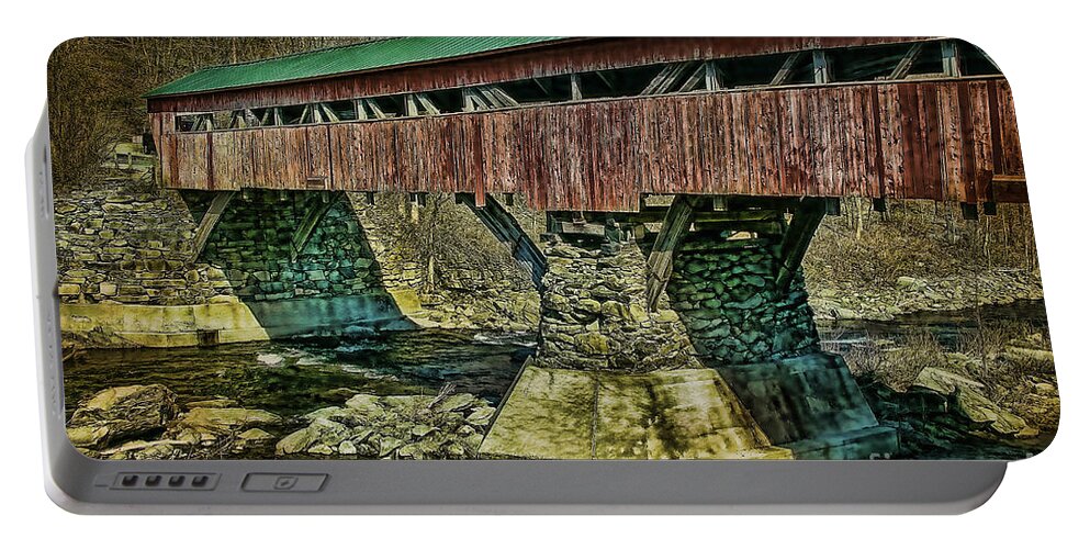 Taftsville Bridge Portable Battery Charger featuring the photograph Taftsville Covered brdidge by Deborah Benoit