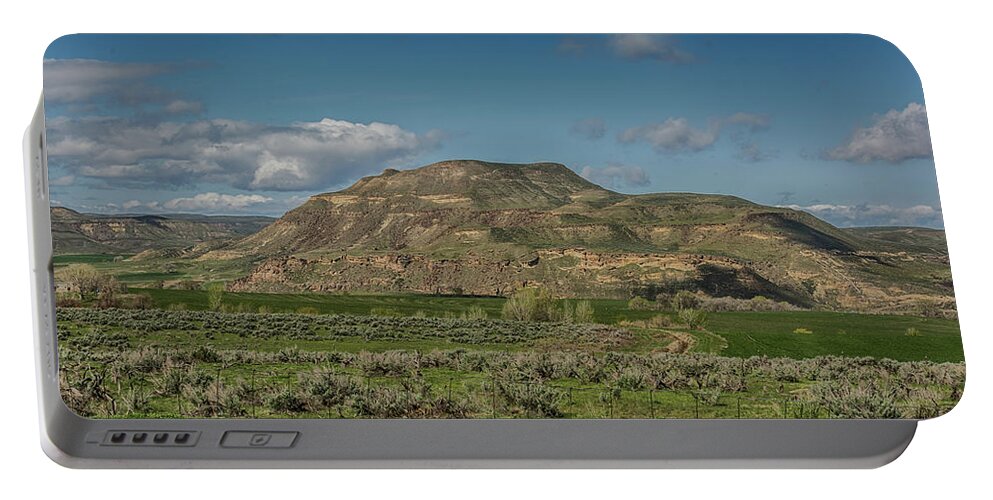 Oregon Portable Battery Charger featuring the photograph 10884 Approaching Owyhee by Pamela Williams