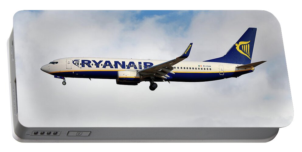 Ryanair Portable Battery Charger featuring the photograph Ryanair Boeing 737-8AS by Smart Aviation