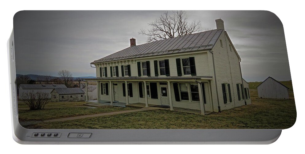 Farm House Portable Battery Charger featuring the photograph Abandoned Farmhouse by Kathi Isserman
