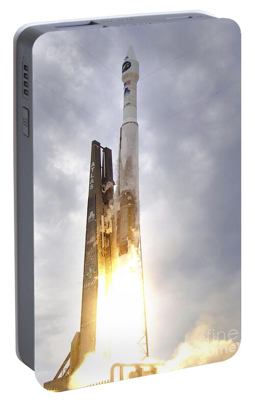 Florida Portable Battery Charger featuring the photograph An United Launch Alliance Atlas V by Stocktrek Images