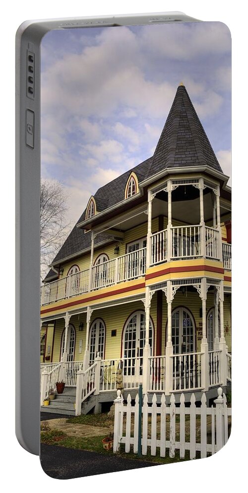 Louisville Portable Battery Charger featuring the photograph Clarkesville House by FineArtRoyal Joshua Mimbs