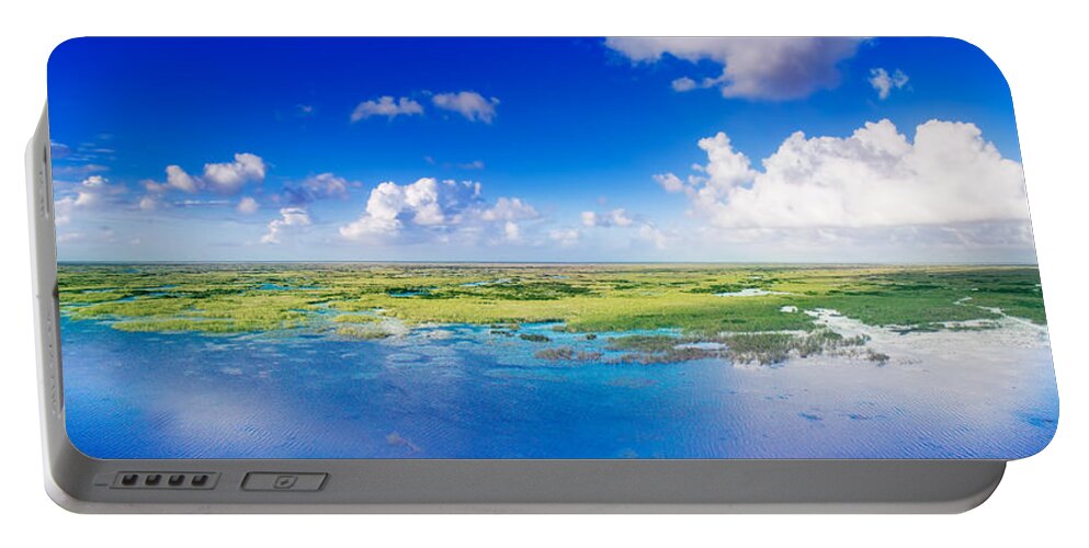 Everglades Portable Battery Charger featuring the photograph Fly Away by Mark Andrew Thomas